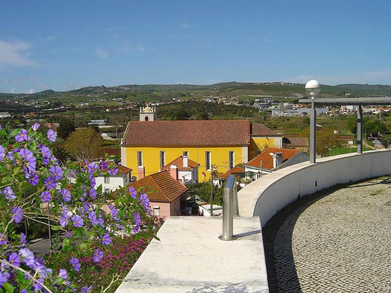 Jardim bem mantido num condomínio moderno em Loures