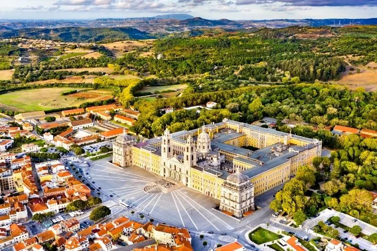 Quinta com jardim paisagístico e terrenos agrícolas em Mafra